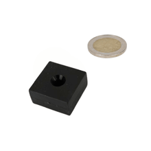 Neodymium Blokmagneet 25,4 x 25,4 x 12,7 mm N45 kunststof ommanteld met boor/verzinkgat - Magnetenspecialist Import & Export B.V.